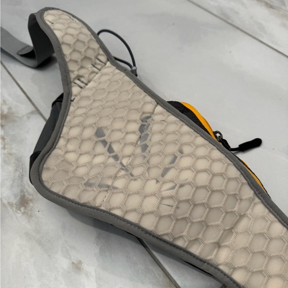 Unisex Cooling Running Belt with Padded Comfort, Water Bottle Holder + Storage - Picture 4 of 7